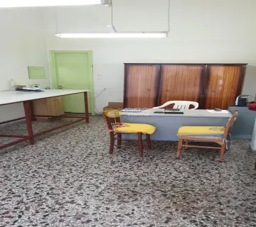 Store 27m<sup>2</sup> for rent photo 3
