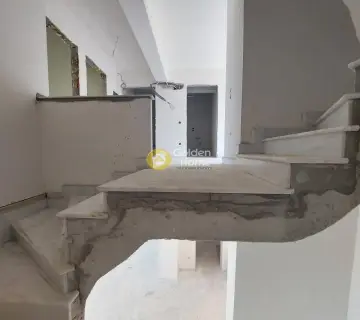 Independent Maisonette 600m<sup>2</sup> for sale photo 4