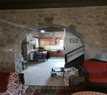 Independent Maisonette 99m<sup>2</sup> for sale photo 2