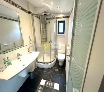 House 350m<sup>2</sup> for rent photo 12