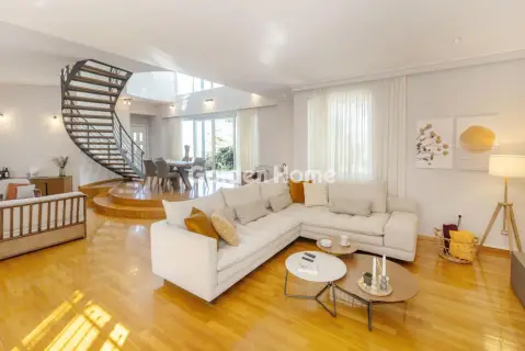 Independent Maisonette 326m<sup>2</sup> for sale photo 1