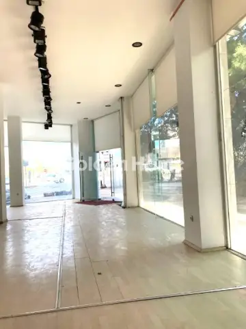 Store 150m<sup>2</sup> for rent photo 1