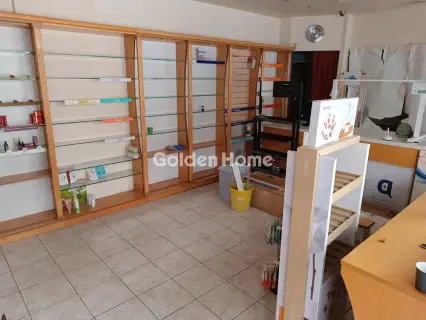 Store 52m<sup>2</sup> for rent photo 2